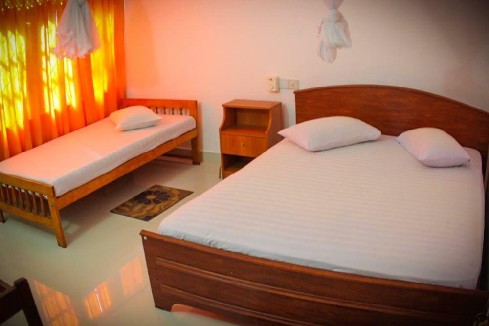 Hotel Cottage Tourist Rest Ponnarankulama Exterior photo